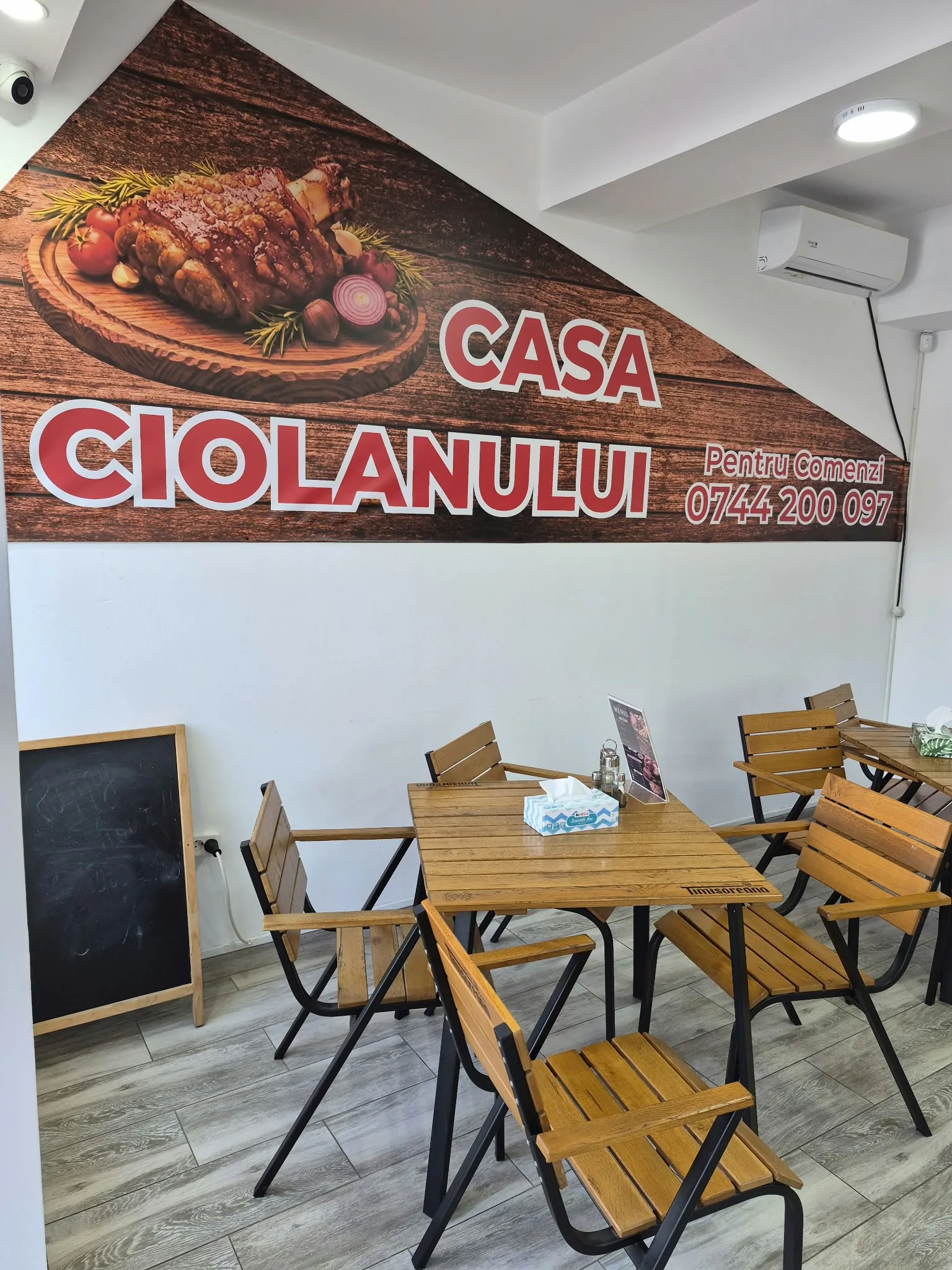 Panoul cu ciolan și numele Casa Ciolanului pe peretele din sală